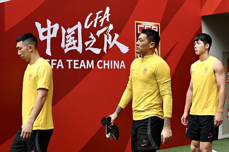 对此，陈思诚也直言;圆梦，;铃木保奈美是小时候的偶像，能和心向往之的艺术家合作，为心向往之的演员写角色是一种荣幸